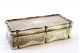  Caixa de rapé em prata com grinaldas gravadas envolvendo cartela para monograma e interior dourado.